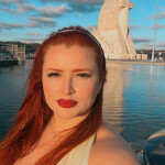 Novia brasileña pelirroja curvas y guapa.