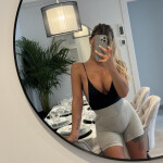 Española rubia joven tatuada cuerpo fitness