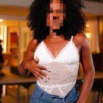 Encanto elegancia y cercanía descubre a Manuela en Ferrol