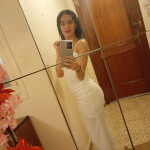 Hermosa y guapa chica en la zona