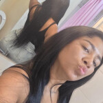 Latina morena con ganas de pasar