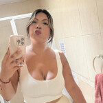 Linda colombiana en fuente álamo
