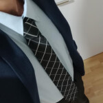 Hombre educado y atento la diferencia está aquí