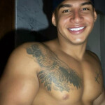 Joven colombiano atletico y serio de paso