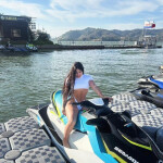 Linda flaca recién llegada al puerto