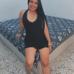 JOVEN LATINA HERMOSA CON CURVAS