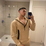 ERIK - Hola soy Cristian colombiano de 23 años , 1.81 peso 75 tengo piso independiente y privado, ta