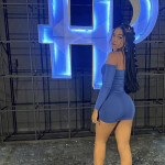 Chica latina de lujo en las palmas