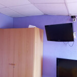 Habitación con acceso cocina y comedor y piscina