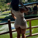 Divertida y encantadora jovencita en tolosa