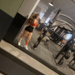 Rubia atractiva divertida y completa