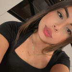 Hermosa latina joven recién llegada