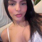 Encantadora Emily - Tengo 22 años y soy de Colombia. Me encanta cuidar mi imagen disfrutar de la vid