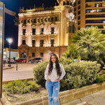 Bela joven divertida para momentos únicos