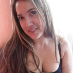 Abril hermosa mujer recién llegada a tu ciudad