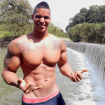 Joven latino 24 7 disponible