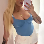 No solo soy guapa sino también soy divertida inteligente y me encanta entretener. My text also in English