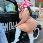 Canaria con las curvas de loco