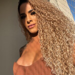 Chica de pelo rizado y bronceada Entrenadora personal