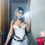 ANDREA - Soy una chica bajita de piel blanca y figura delgada y una personalidad dulce pero sociable