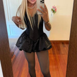 Hermosa chica rubia chica maja con sitio