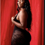 Melissa morena atractiva dispuesta a