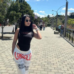 Jovencita con ricas curvas excelente chica completa en el centro de la ciudad
