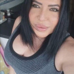 Mujer cordial de manos de seda