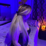 Copa en mano sonrisa en juego