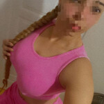 Chica colombiana esperando un caballero