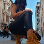 Universitaria de paso en la ciudad