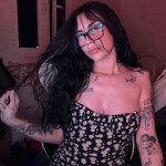 Chica delgada alta y tatuada