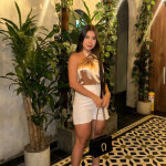 Linda latina llegando a tu isla