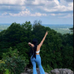 Novedad en ourense - Soy de pelo negro y lacio que cae suave y enmarca mi rostro con ojos verdes que