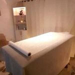 Masajista española pocos días masajes. Camilla y algo