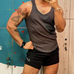 Joven Colombiano Masajista Atlético y guapo