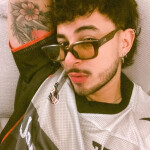 Joven latino atlético Masajes y mucho más