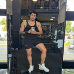 Latino - Latino súper simpático ojos cafes masculino cuerpo atlético  atractivo siempre de y 22 con 