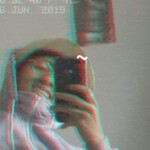 Hombre joven explora el mundo del