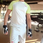 Joven masajista con buena