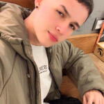 Joven guapo atento y