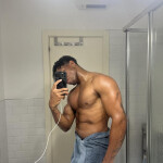 Adonis - Soy un hombre que entiende el arte de la conexión y la anticipación. Busco la chispa que tr