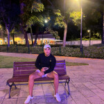 Chico latino recién llegado a la cuidad