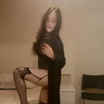 Chica con manos delicadas y cariñosas