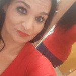 Chica masajista en pino montano