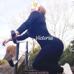 RUBIA MUY Y EXTRAVERTIDA