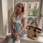 Isabella - Hola me considero una chica divertida y dulce pero también puedo ser y . No soy como otra