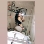 CHICA MORENA COCHE 20 AÑOS