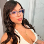 Vanessa joven venezolana encantadora en calle de los geranios