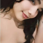 JOVEN ENCANTADORA Y COQUETA EN LA PALMA